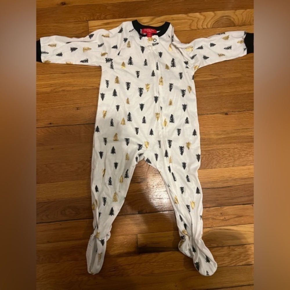 Macys 24M infant / toddler Christmas pajamas onesie